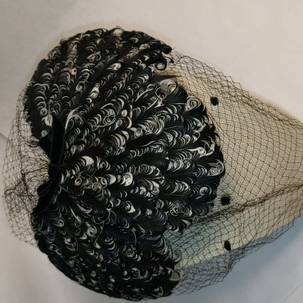 Feather Hair Accessory With Veil Capulet